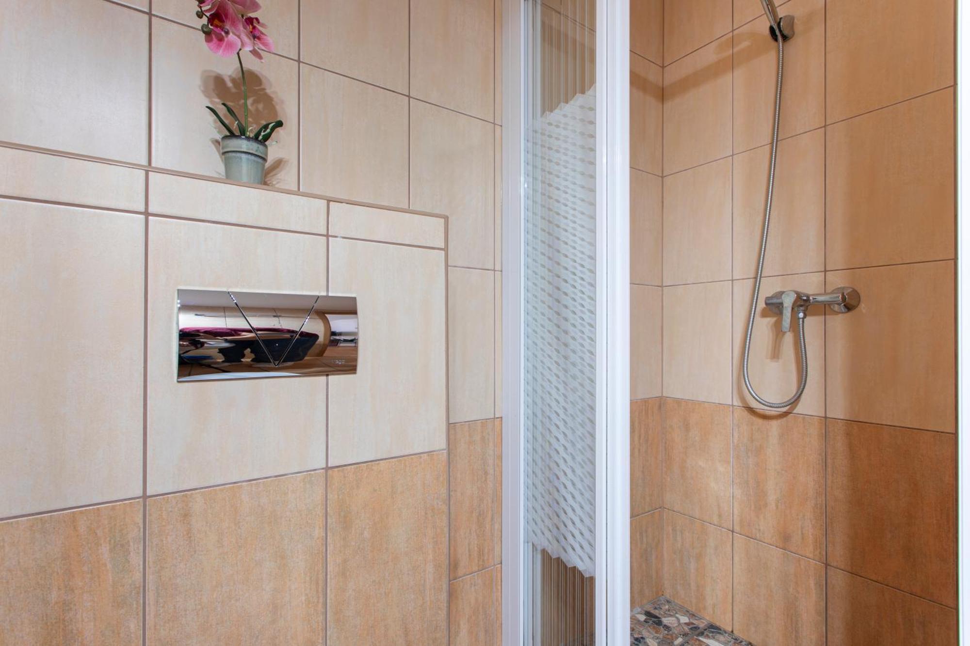Lucsony Apartman Mosonmagyaróvár Buitenkant foto